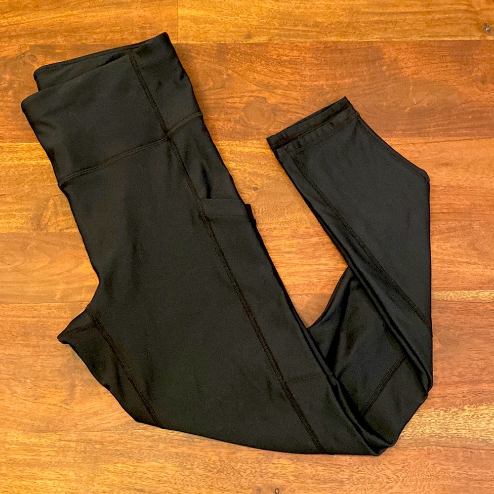 Like new Medium Fabletics black leggings with side pockets